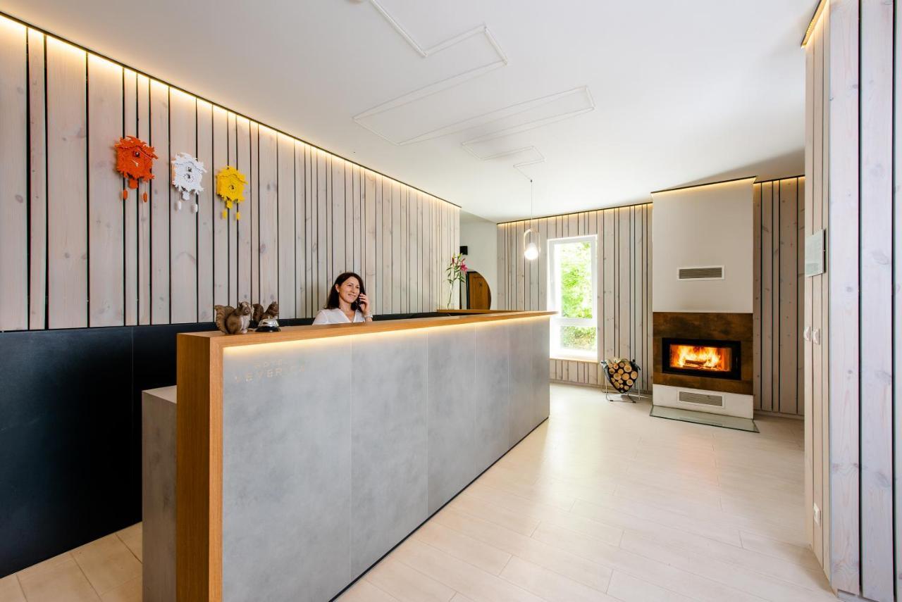 Hotel Veverica Trenčín エクステリア 写真