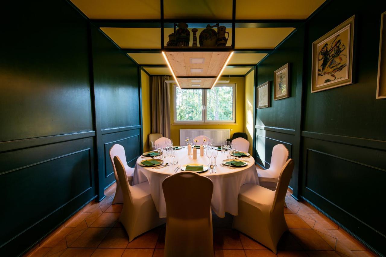 Hotel Veverica Trenčín エクステリア 写真